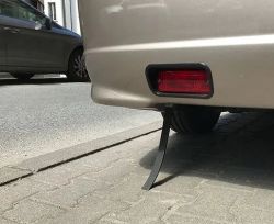 Dlaczego karoseria w samochodzie razi prądem?