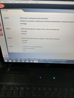 Ekran diagnostyczny z błędami silnika dotyczącymi cylindrów i ciśnienia doładowania