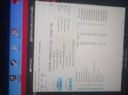 Zdjęcie monitora komputerowego z otwartym programem CrystalDiskInfo pokazującym dane SSD i pasek boczny z ikonami gier.