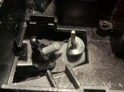 Zbliżenie na wnętrze przełącznika zespolonego z naprawioną końcówką wybieraka w Chryslerze PT Cruiser.