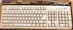 Weiße BTC-Tastatur mit großen Tasten in einer Schachtel.