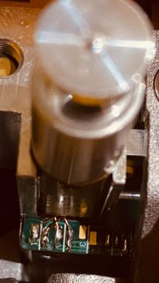 Zbliżenie na wnętrze urządzenia laserowego Dewalt, pokazujące część elektroniczną z przewodami.