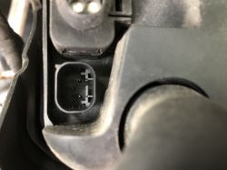 Złącze elektryczne z trzema stykami w samochodzie VW Sharan z 2010 roku