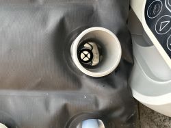 Widok wnętrza rurki z zaworem w środku.