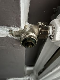 Zawór termostatyczny w instalacji grzewczej w bloku.