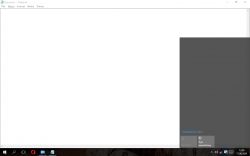 Zrzut ekranu z laptopa z ustawieniami sieci, trybem samolotowym i Notatnikiem w tle.