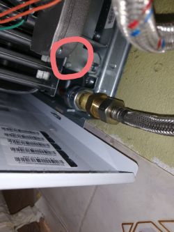 Wyciek wody z nieznanego miejsca w Junkersie Vaillant AtmoMag