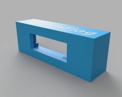 Niebieska, prostokątna obudowa z napisem SplashFlag i prostokątnym otworem
