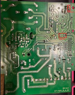 Spód zielonej płytki PCB z lutami; dwa miejsca zaznaczone na czerwono z napisem „600ohm”.