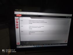 Zdjęcie ekranu laptopa Asus z programem diagnostycznym pokazującym kody błędów dla czujnika zderzeń bocznych w Passacie B5 FL.