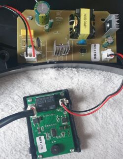 Zbliżenie na płytkę drukowaną z przewodami i komponentami elektronicznymi.