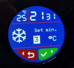 Okrągły ekran urządzenia z godziną 21:31 i menu „Set min.” oraz ikoną płatka śniegu