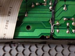 Fragment płytki drukowanej z elementami przewodzącymi i taśmą.