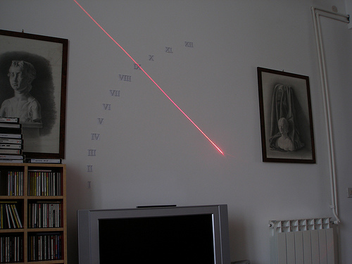 Nowe zastosowanie lasera- zegar ścienny