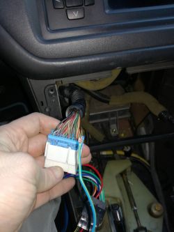 Kenwood KDC-X7200DAB: Montaż dodatkowego radiatora z wentylatorem - wpływ na działanie radia