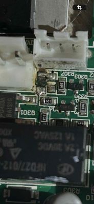 Uszkodzony obszar płytki PCB z nadpalonym miejscem i brakującym elementem SMD