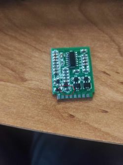 Zbliżenie na niewielką płytkę drukowaną z układami scalonymi i elementami elektronicznymi.