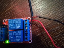 Układ z indukcyjnym czujnikiem zbliżeniowym i elektromagnesem trzymającym