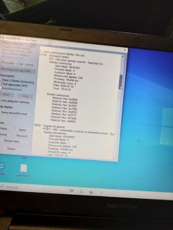 Ekran laptopa z programem VCDS pokazującym listę błędów sterownika silnika i ramkę zamrożoną