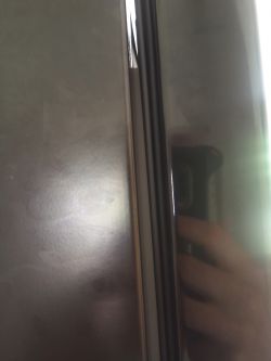Szczelina między drzwiami lodówki a nową uszczelką magnetyczną u góry
