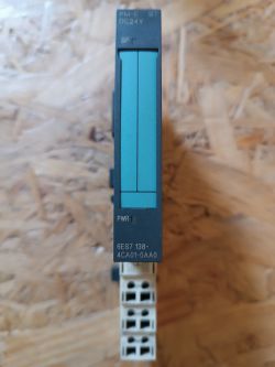 Moduł zasilający Siemens Simatic DP ET200S na tle drewnianej powierzchni.