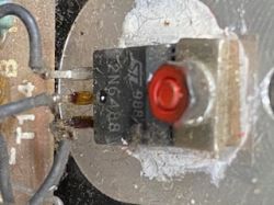 Zbliżenie tranzystora mocy 2N6488 zamocowanego do radiatora z czerwoną izolacją