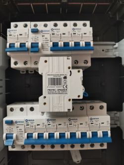 Rozdzielnica z zabezpieczeniami Omnium Electric w zabudowie Zbliżenie rozdzielnicy z aparaturą modułową Omnium Electric w zabudowie
