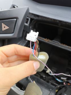 Wtyczka 10-pinowa z kolorowymi przewodami wewnątrz deski rozdzielczej Toyoty Yaris.