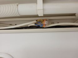 Przyłącze elektryczne w listwie z kilkoma przewodami i złączkami WAGO