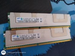 Dwie kości RAM Samsung 16 GB każda na tle kolorowego blatu.