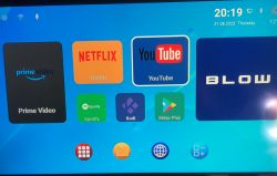 Ekran główny Smart TV Android Box z ikonami aplikacji Prime Video, Netflix, YouTube, Spotify, Kodi, i Sklep Play.