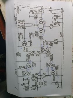 Schemat elektroniczny na kartce papieru z oznaczeniami rezystorów, tranzystorów i kondensatorów.