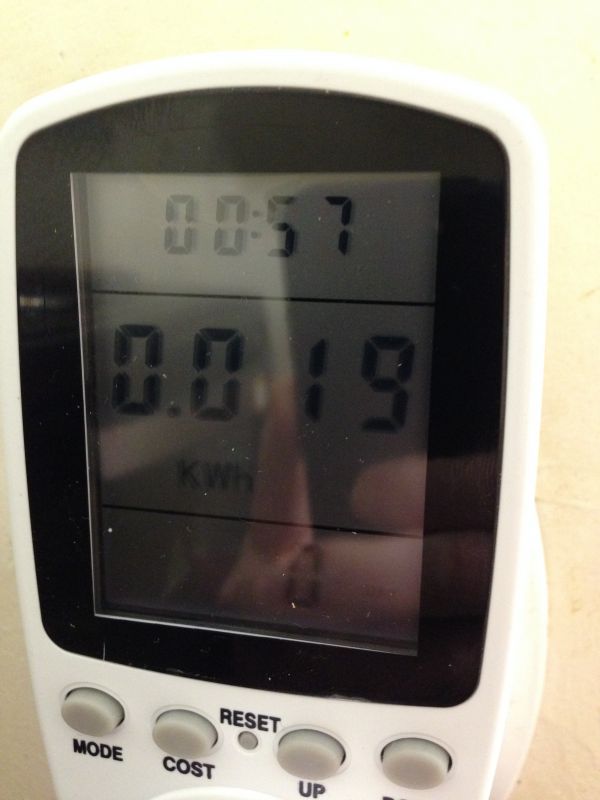 Wyświetlacz watomierza pokazujący czas i zużycie energii.