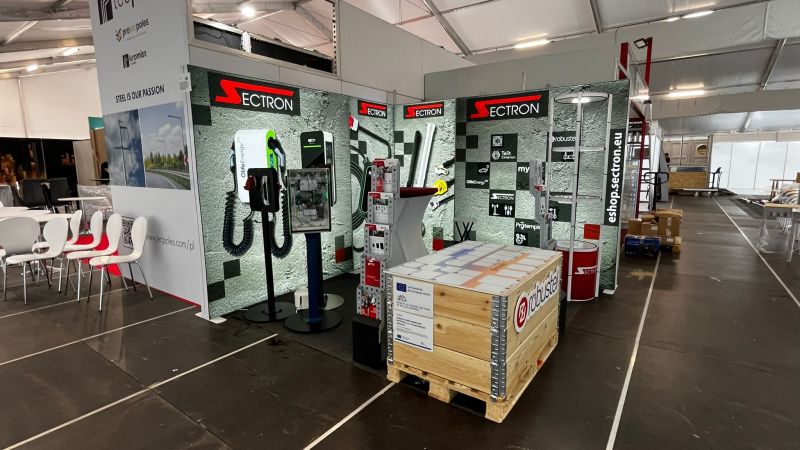 Stoisko SECTRON z ładowarkami OlifeEnergy i drewnianą skrzynią Robustel