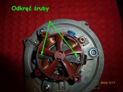 Widok wentylatora z zaznaczonymi śrubami do odkręcenia.