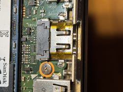 Zbliżenie na porty USB i elementy elektroniczne na płycie głównej laptopa ASUS