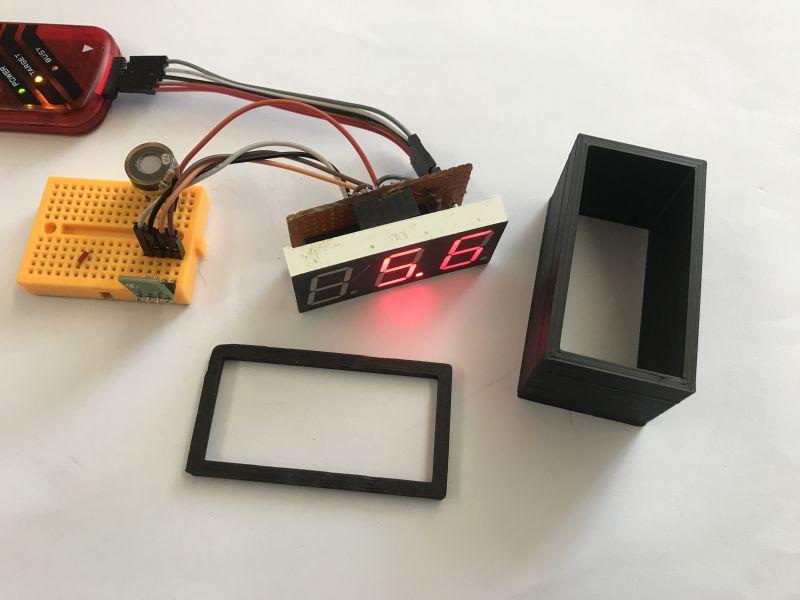 PIC18F2550 thermometer/hygrometer with AHT20 - part 2, ADC, brightness control, housing