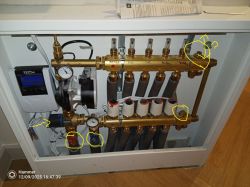 Szafka z instalacją ogrzewania podłogowego, pompa, zawory i odpowietrzniki