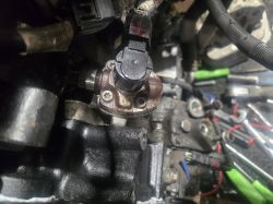 Zbliżenie na elektrozawór na górze pompy wysokiego ciśnienia w silniku samochodu