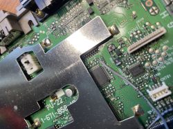 Płyta główna konsoli PlayStation SCPH-7502 z widocznymi elementami elektronicznymi.