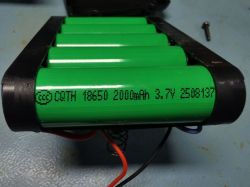 Zbliżenie na zielone ogniwa COTTH 18650 2000mAh 3.7V zamontowane w plastikowej ramce