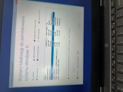 Ekran instalatora Windows 11 z listą partycji dysku i ostrzeżeniem o braku możliwości instalacji