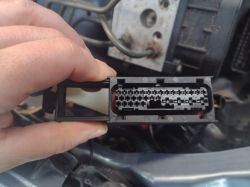 Złącze elektryczne z kodem 192B 403 034 przeznaczone do modułu ABS w pojeździe