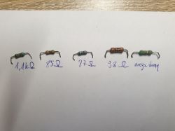 Widok różnych rezystorów z oznaczeniami wartości na białym tle.