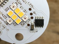 Yeelight GU10 Smart Bulb W1 350lm YLDP004-A - wnętrze, moduł WiFi