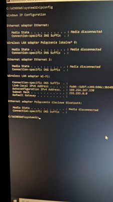 Zrzut ekranu z poleceniem ipconfig pokazującym brak połączenia sieciowego