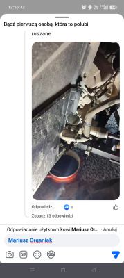 Fragment układu hydraulicznego lub paliwowego pojazdu z wiadrem pod spodem