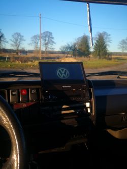 Regulacja kąta pochylenia wysuwanego ekranu w radiu Vordon AC-8202A