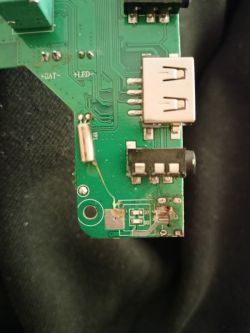 Naprawa głośnika: Zniszczone gniazdo ładowania USB w układzie TC4056 - wpięcie przewodów na krótko