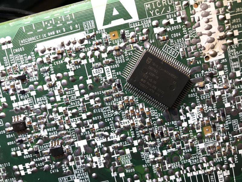 Zbliżenie na układ scalony Philips TDA9563H na płycie głównej telewizora CRT